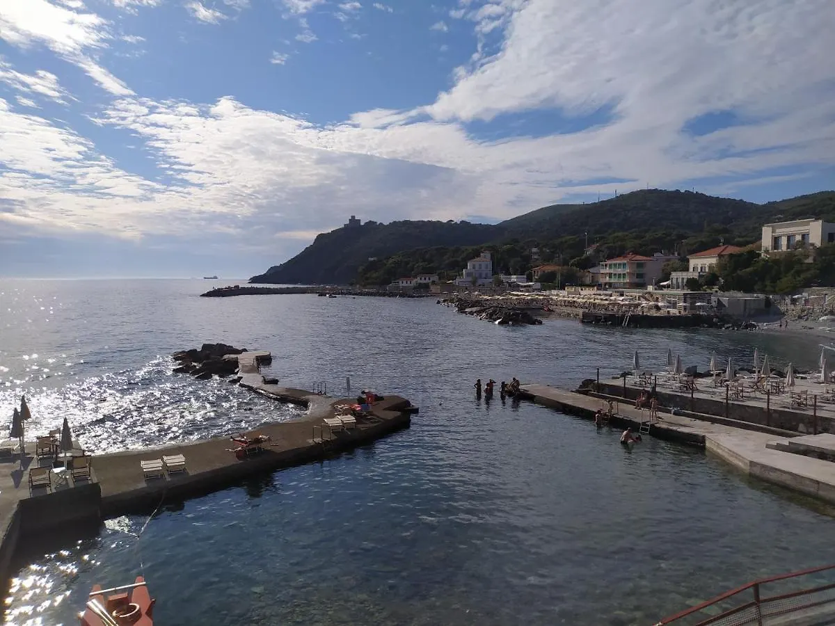 Villa Tra mare e bosco nella splendida Quercianella Italia